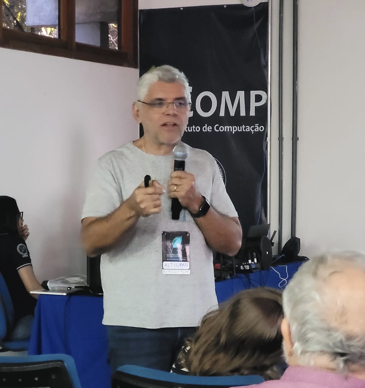 Professor Altigran Soares da Silva apresentando